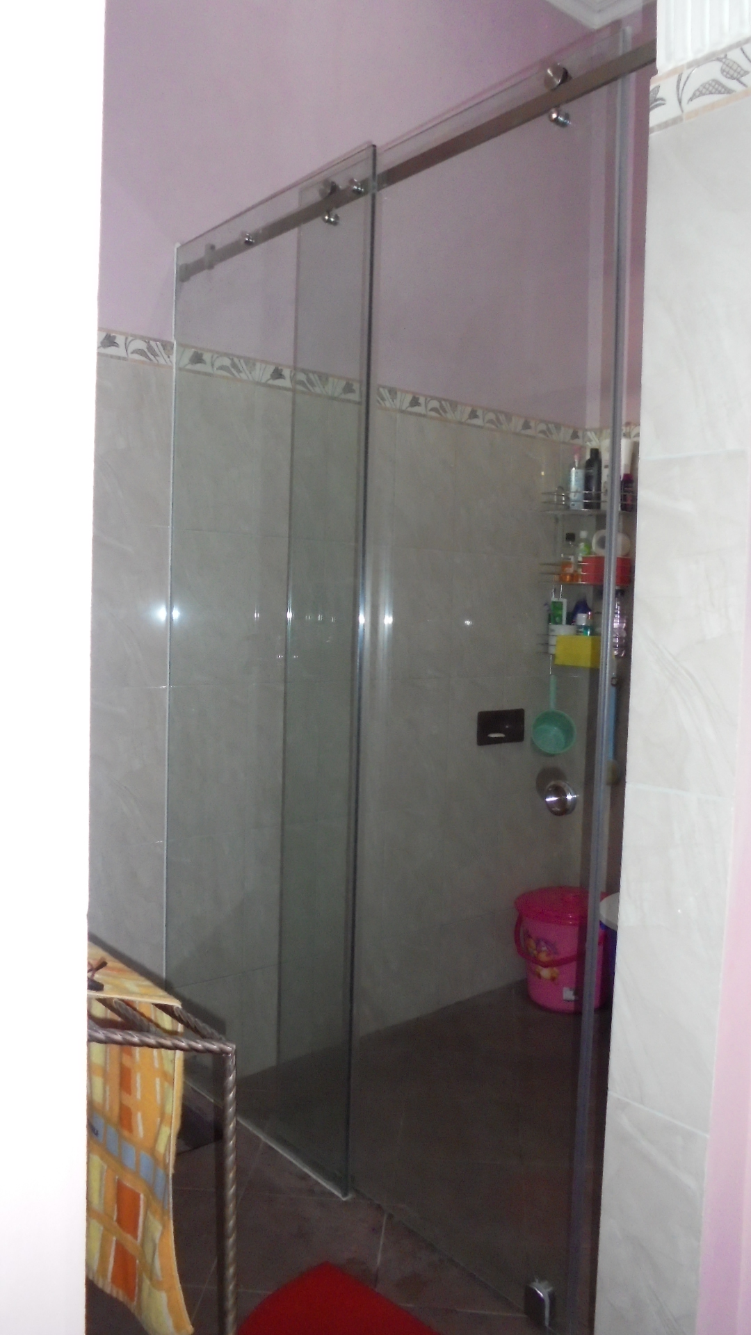 Aplikasi kaca tempered untuk ruang shower dengan sistem 